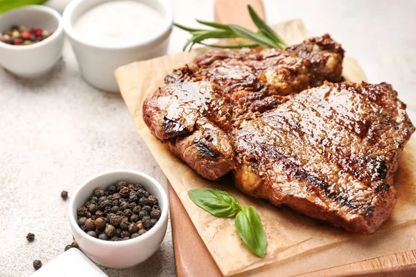 Plateau avec viande grillée savoureuse sur la table — Photo