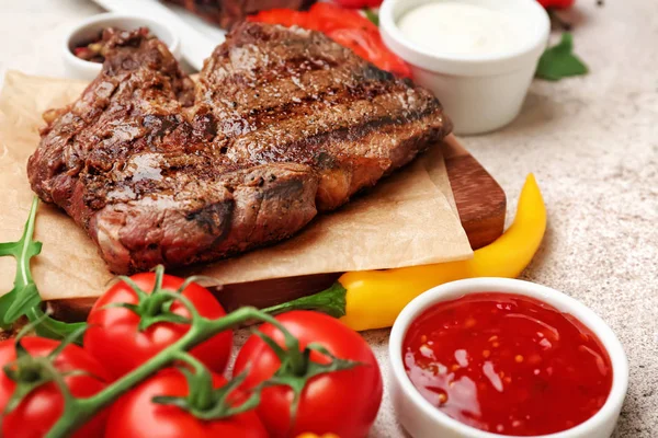Leckeres Grillfleisch mit Gemüse auf dem Tisch, Nahaufnahme — Stockfoto