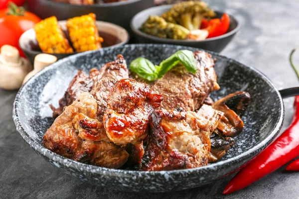 Prato com carne grelhada saborosa na mesa — Fotografia de Stock
