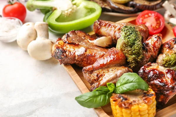 Plate with tasty grilled meat and vegetables on table — Stock Photo, Image