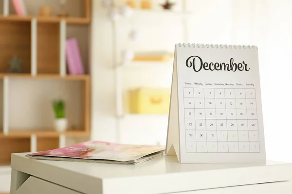 Calendario con rivista di moda sul tavolo in camera — Foto Stock