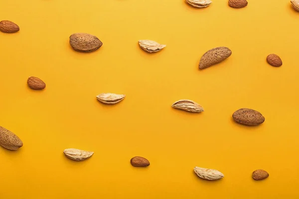 Many almonds on color background — Stock Photo, Image