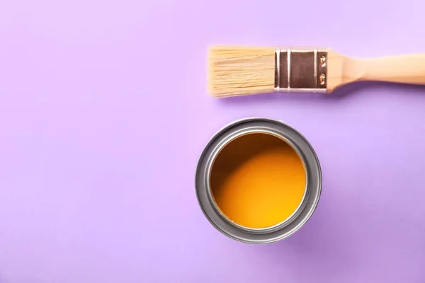 Can of paint and brush on color background — Stock Photo, Image