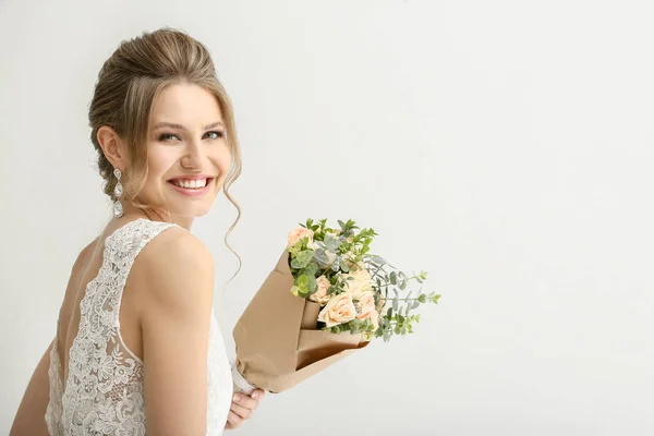 白い背景に花の花束を持つ美しい若い花嫁 — ストック写真