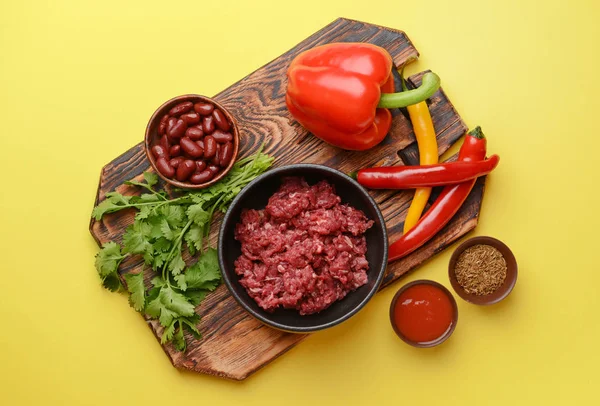 Ingredientes para chili con carne sobre fondo de color — Foto de Stock