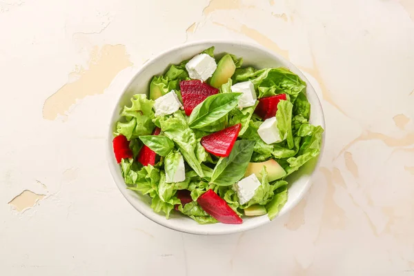 Tigela com salada de beterraba saborosa no fundo claro — Fotografia de Stock