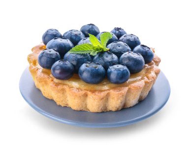 Beyaz arka planda yaban mersini ile lezzetli tart