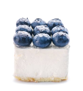 Beyaz arka planda yaban mersini ile lezzetli mus kek