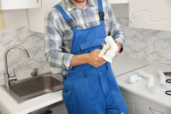 Male plumber working in kitchen — Stock Photo, Image