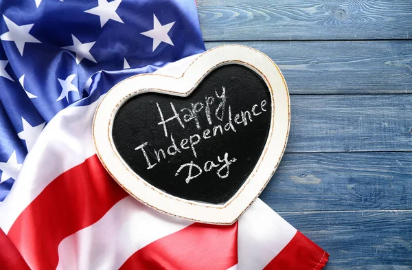 Chalkboard med text lycklig självständighet dag och medborgare sjunker av USA på trä bordlägger — Stockfoto