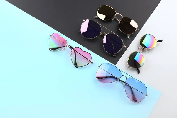 Διαφορετικά μοντέρνα γυαλιά ηλίου στο φόντο χρώμα — Φωτογραφία Αρχείου