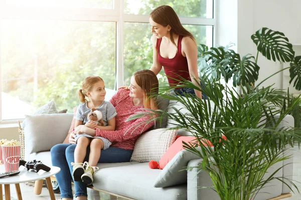 Feliz pareja lésbica con hija pequeña en casa — Foto de Stock