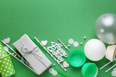 Doğum günü dekorasyonu renk arka plan üzerinde ile kompozisyon