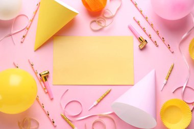 Renk arka planda boş kart ve Doğum günü dekoru ile kompozisyon