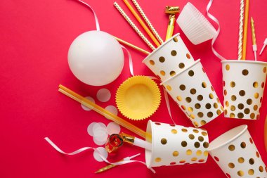 Renk arka planda bardak ve Doğum günü dekor ile Kompozisyon