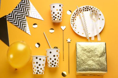 Renk arka planda sofra takımı ve Doğum günü dekoru ile kompozisyon