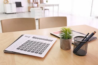Ofis masasında takvim içeren kağıt kâğıt