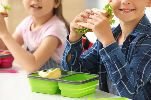 Studenti che pranzano in classe — Foto Stock