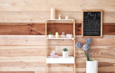 Takvim ile ahşap duvar a yakın raf ünitesi