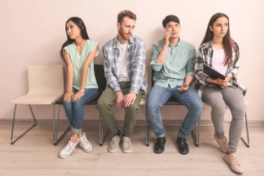 İş görüşmesini içeride bekleyen gençler