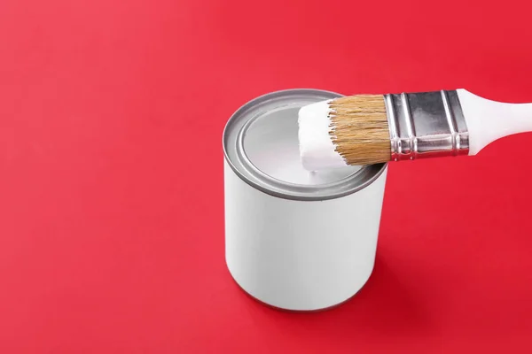 Can of paint and brush on color background — Stock Photo, Image