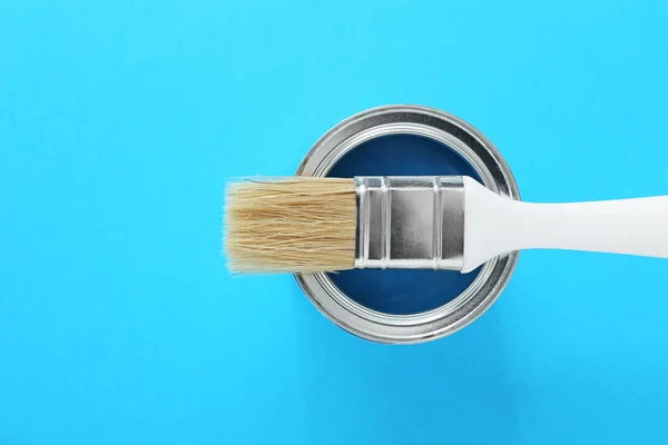 Can of paint and brush on color background — Stock Photo, Image