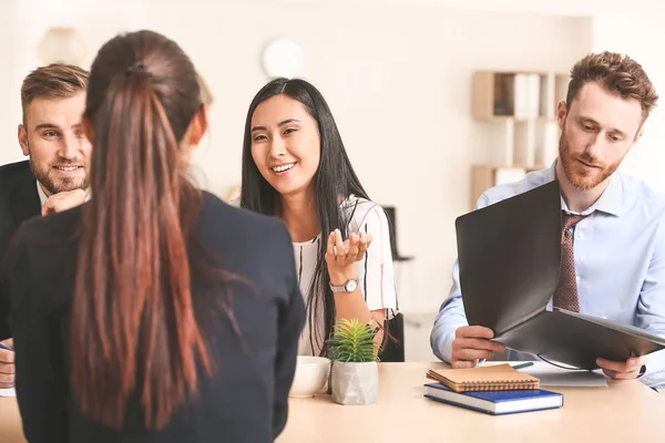 Mänskliga resurser kommissionens intervjua kvinna i office — Stockfoto