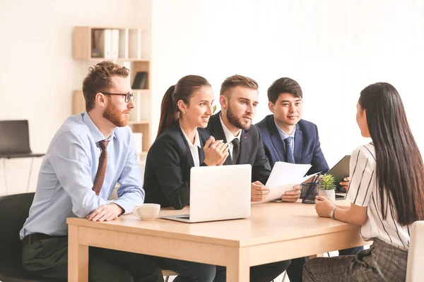 Mänskliga resurser kommissionens intervjua kvinna i office — Stockfoto