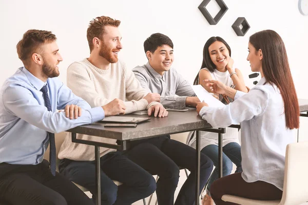 Mänskliga resurser kommissionens intervjua kvinna i office — Stockfoto