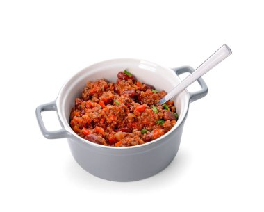 Beyaz arka planda lezzetli Chili con Carne ile pot