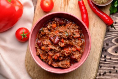 Ahşap tahta üzerinde lezzetli Chili con Carne ile kase