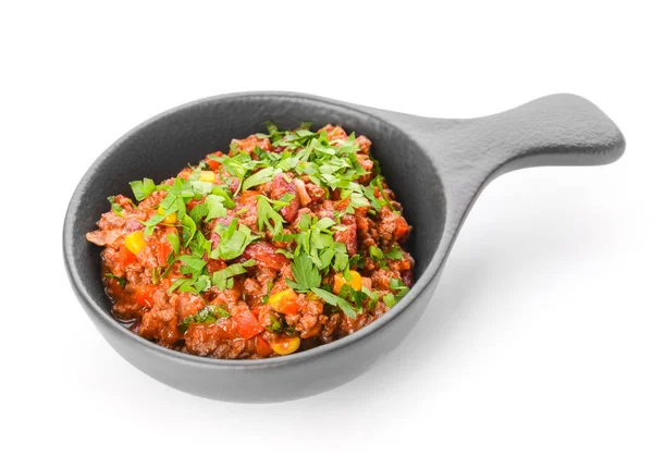 Beyaz arka planda lezzetli Chili con Carne ile tava