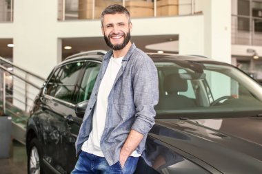 Man salonda yeni araba seçimi