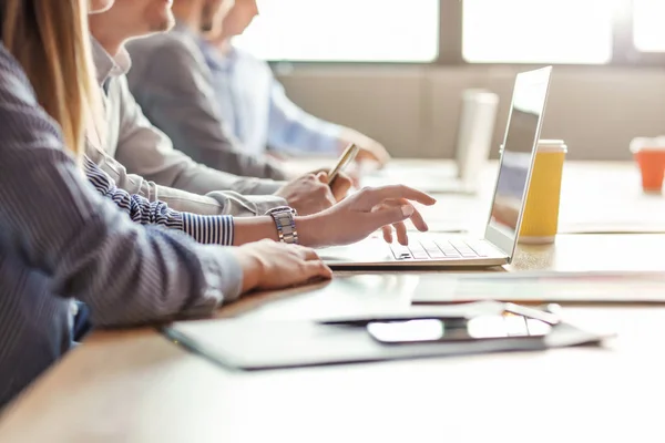 Jonge mensen die zakelijke bijeenkomst in modern Office — Stockfoto