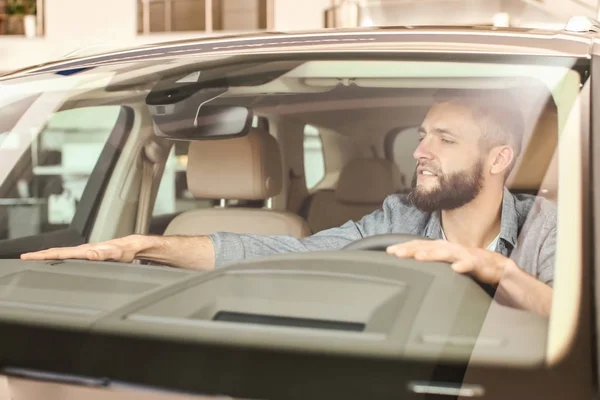 Hombre elegir un coche nuevo en el salón — Foto de Stock