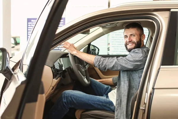 Man choosing new car in salon — Stock Photo, Image