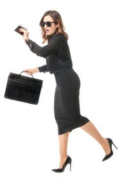 Beyaz arka planda iş gezisi için belgelerle genç kadın aceleyle