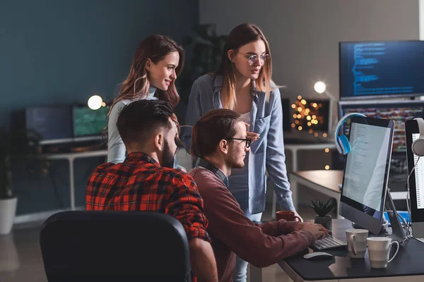 Équipe de programmeurs travaillant au bureau — Photo