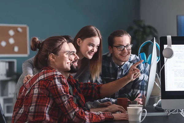 Tým programátorů pracujících v kanceláři — Stock fotografie