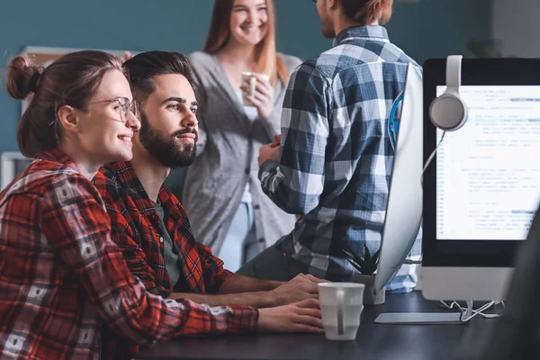 Équipe de programmeurs travaillant au bureau — Photo