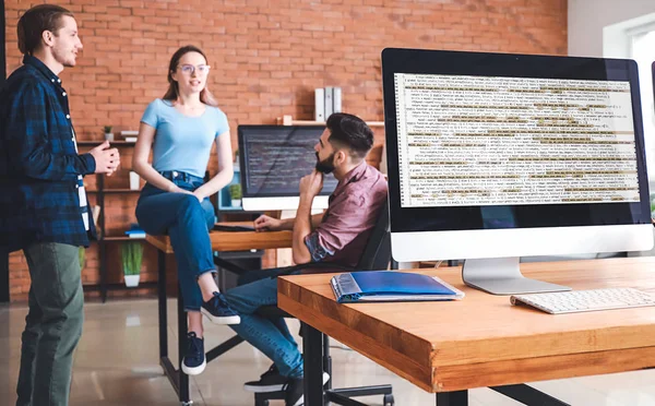 Équipe de programmeurs pendant la pause au bureau — Photo