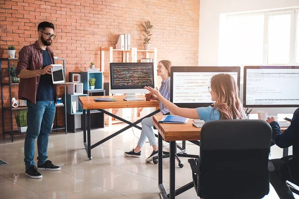 Équipe de programmeurs travaillant au bureau — Photo