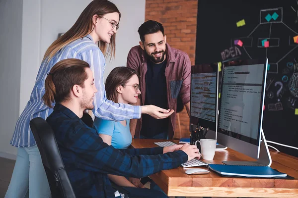 Équipe de programmeurs travaillant au bureau — Photo