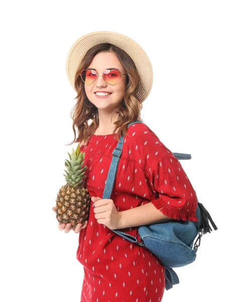 Turista donna con ananas su sfondo bianco — Foto Stock