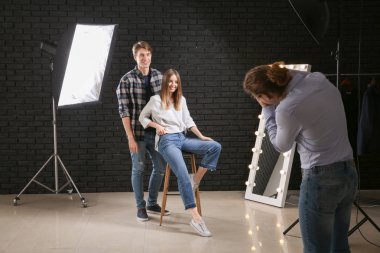 Stüdyo modellerinde çalışan profesyonel fotoğrafçı