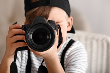 Evde profesyonel kamera ile sevimli küçük fotoğrafçı