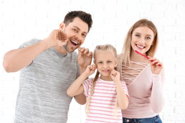 Beyaz arka planda aile Temizleme dişleri