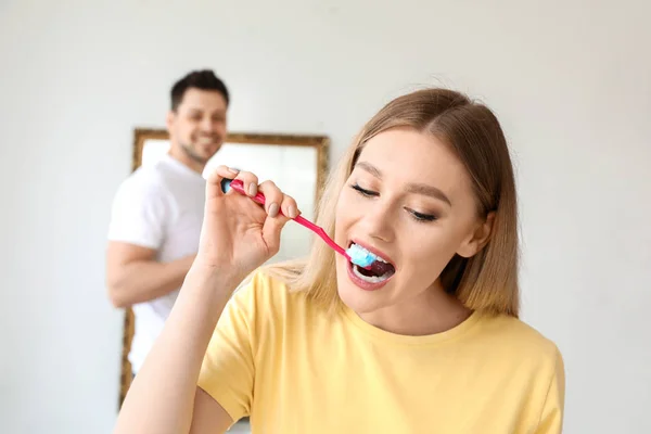 Piękna kobieta czyszczenia zębów w domu — Zdjęcie stockowe