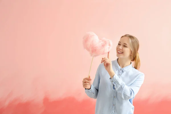 Bella donna con zucchero filato su sfondo di colore — Foto Stock