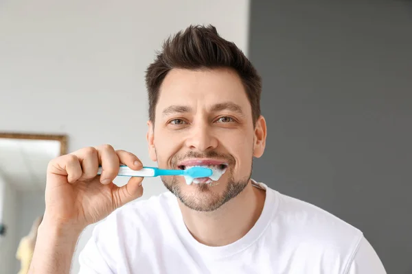 Man cleaning teeth at home